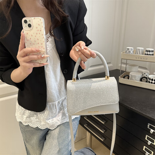 2025 Summer Nuevo exquisito estilo perezoso Bolso cuadrado de moda Internet Viajes de un solo hombro Bolso de bolso de cuerpo cruzado plateado