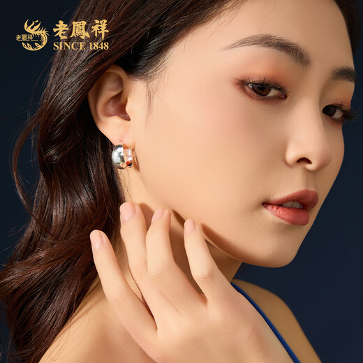 Lao Fengxiang's classic glossy white earrings, solid silver plain hoop earrings, sterling silver as a birthday gift for mother-in-law on anniversary, solid silver glossy earrings (approximately 2.5g)