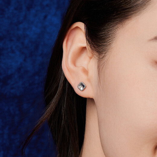 Lukfook Jewelry platinum earrings four-leaf clover platinum 950 water ripple car flower earrings price about 1.59 grams