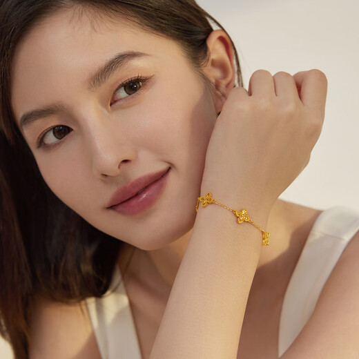 六福珠宝光影金足金五花四叶草碎碎冰黄金手链 计价 022497BA 10.83克(含工费1440元)