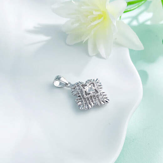 Lao Fengxiang platinum pt950 winding lucky four-leaf clover pendant for girlfriend and wife birthday gift platinum about 2.53g