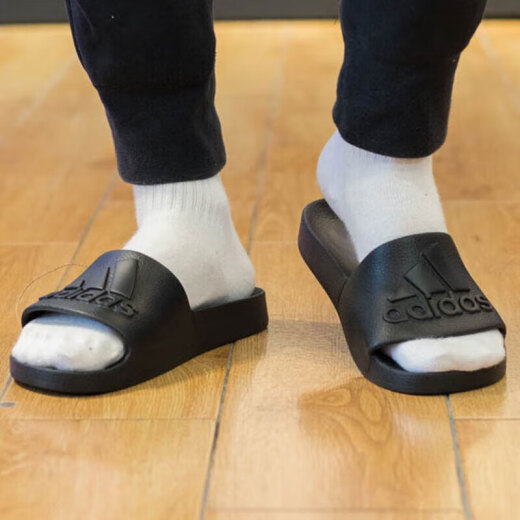 Adidas Slippers Chaussures masculines Chaussures pour femmes Summer Nouvelles chaussures de sport Chaussures décontractées non glipt.
