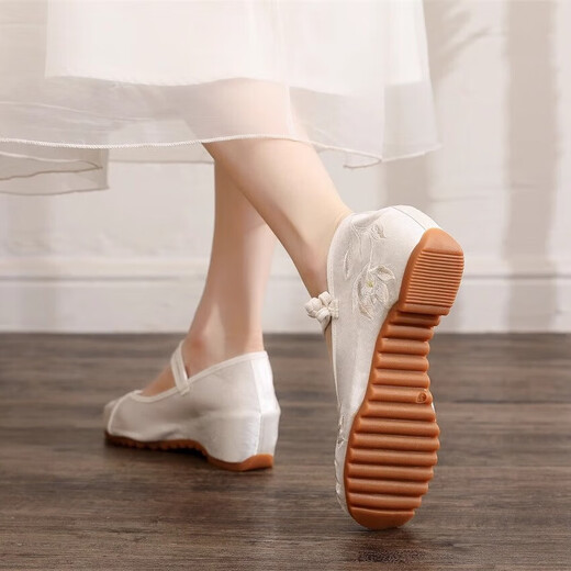 
Fujian Chinese style plain embroidered shoes old Beijing cloth shoes women's soft sole height-enhancing tea clothes shoes retro cheongsam shoes Hanfu shoes 36