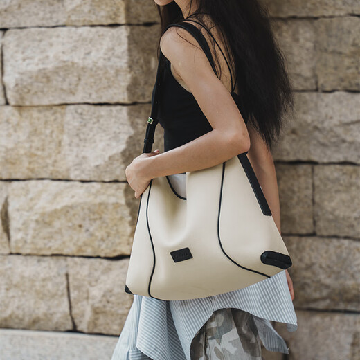 OMTO [same style of Wang Churan] Oatmeal soft hobo bag high-end communication crossbody bag large capacity Tote birthday gift