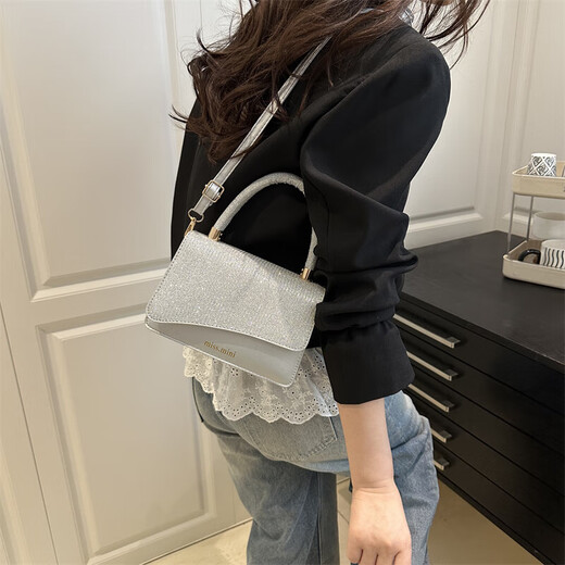 2025 Summer Nuevo exquisito estilo perezoso Bolso cuadrado de moda Internet Viajes de un solo hombro Bolso de bolso de cuerpo cruzado plateado