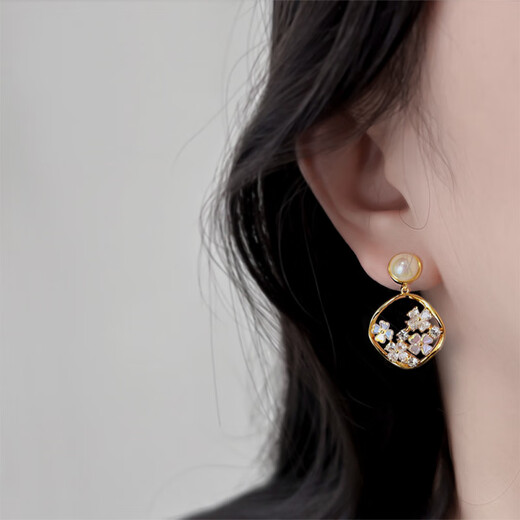Shijun (SHIJUN) non-pierced ear clips, high-end, light luxury, shell flower hollow earrings, versatile earrings for women, imitation pearl niche, mosquito coil disc ear clips, a pair of whitening and sexy