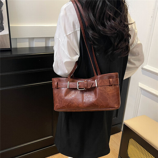 Spring and summer retro versatile new shoulder bag fashionable work commuting fashion bag casual versatile niche shoulder red brown