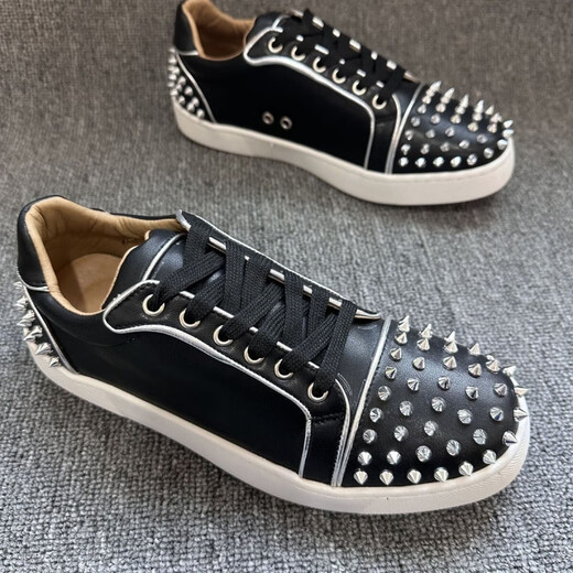 Kuqihao europäische Brettschuhe lässig Schnürfalte Nietschuh neuer rot-solcher Männerschuhe cl trendy modische Schuhe vielseitig 9913 Schwarz 42