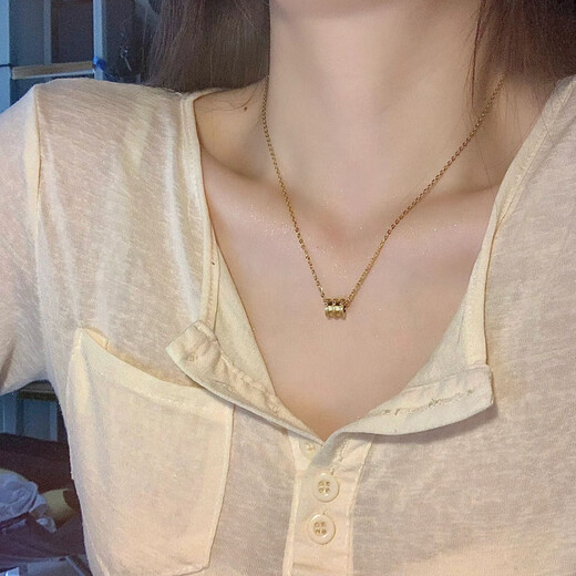 Chow Tai Fook Chinese Valentine's Day gift small waist necklace for women 2025 light luxury niche 18k gold clavicle neck chain with exquisite thin titanium steel not rose gold small waist necklace