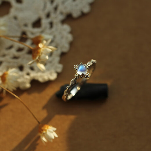 Chili natural Sri Lankan moonstone ring blue moonstone women's ring S925 sterling silver moonlight simple gift 4mm moonlight slightly cotton cracked colorful light