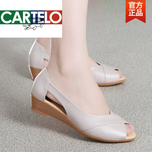 卡帝乐鳄鱼（CARTELO）高档2025春秋夏女凉鞋真皮女鞋坡跟中跟中年妈妈鞋特大码鱼嘴防滑 米色 38