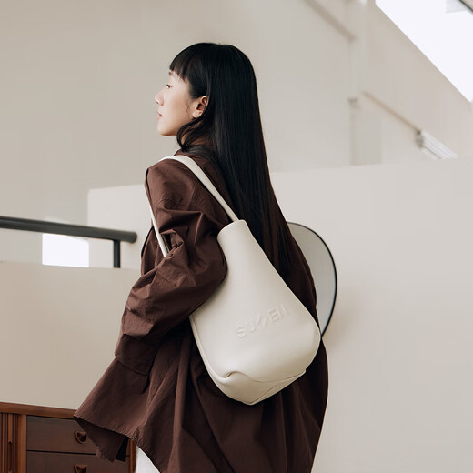 素人（SUREN）设计小众女士时尚潮流真皮单肩一体成型水桶包1347 月影白-大号