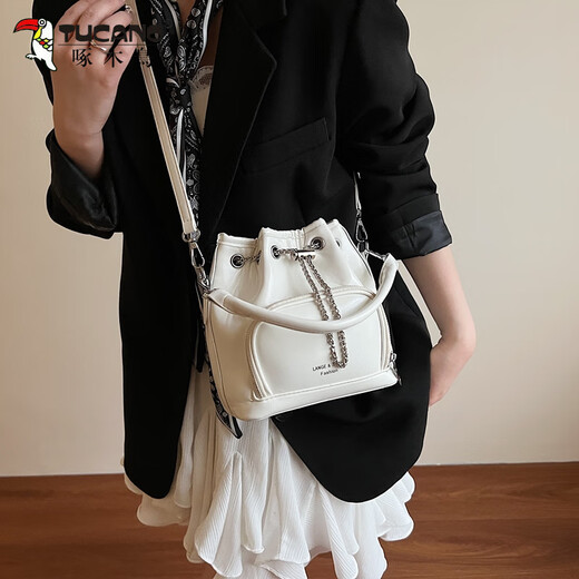 啄木鸟简约洋气抽绳手拎包包女式2025超火新款感流行单肩斜挎水桶包 黑色