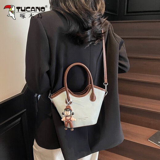 Specht Nischendesign -Tasche für Frauen 2025 Neue Sommer Fashion Crossbody Bag Korean lässige modische Handeimer Tasche aus Weiß kein Anhänger