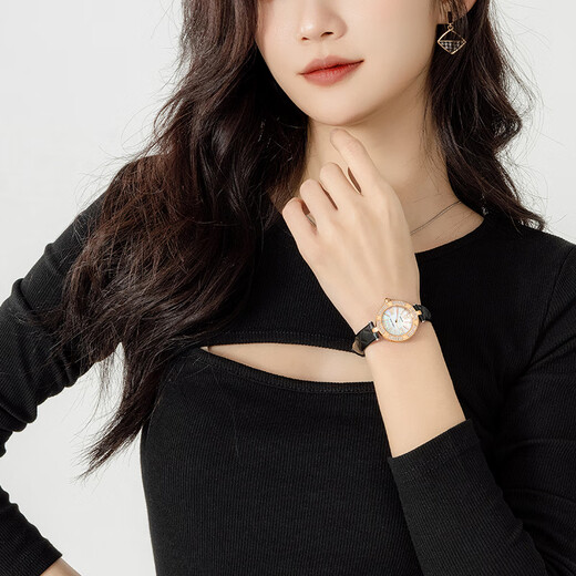 Caloric King Watch for Women 2025 Nouveau bracelet en peau de mouton Quartz Watch Light Luxury haut de gamme Sentiment Top dix cadeaux d'anniversaire pour la petite amie CK16855