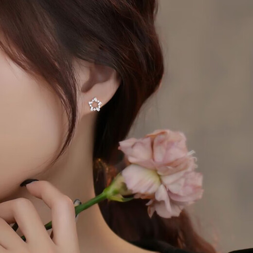 QMXD star-shaped hollow ear clip for women without piercing, painless ear bone clip earrings for women, fashionable and simple mosquito coil earrings gift star hollow ear clip + gift box