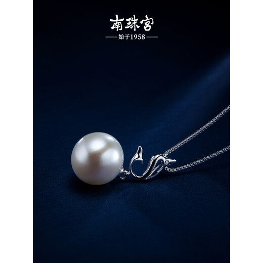 Chinese Valentine's Day gift for girlfriend dolphin 18K gold freshwater pearl pendant necklace inlaid with diamond white round high light clavicle 18K yellow 11-12mm