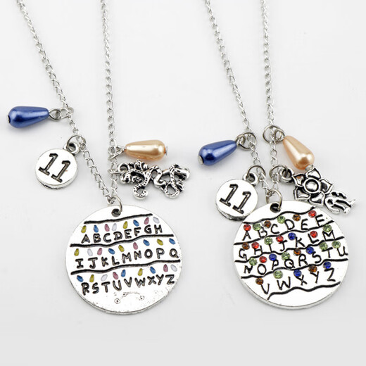 Collier de bijoux périphérique des cerfs et oranges étranges
