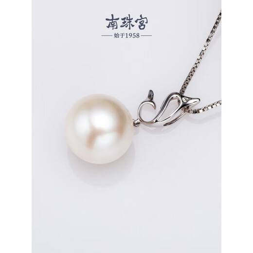 Chinese Valentine's Day gift for girlfriend dolphin 18K gold freshwater pearl pendant necklace inlaid with diamond white round high light clavicle 18K yellow 11-12mm