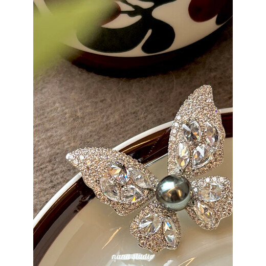 Companion blessing butterfly brooch women's corsage brooch temperament autumn and winter coat small fragrance butterfly black pearl
