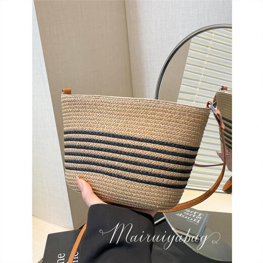 Super hot small bag for women spring and summer 2025 new versatile crossbody bag woven straw woven bag high-end beach bag black