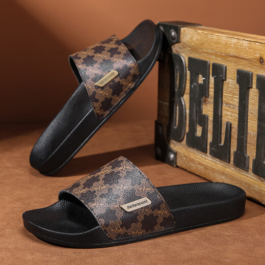 Slippers à la mode pour hommes en été 2025 Nouveaux adolescents Sports de plage et tabouret décontracté et tongs à semelles épaisses Brown 41