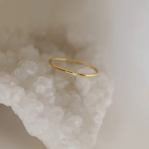 Non-fading ring for women, light luxury and high-end sense, 18K niche design, 2025 new popular plain ring, extremely thin ring - size 7 (suitable for 95-115 Jin Jin equals 0.5 kg)