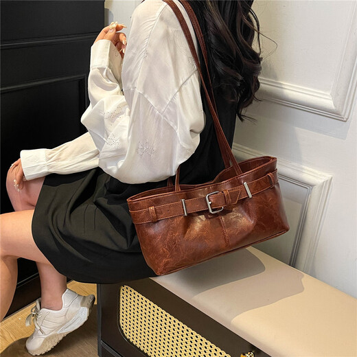 Spring and summer retro versatile new shoulder bag fashionable work commuting fashion bag casual versatile niche shoulder red brown