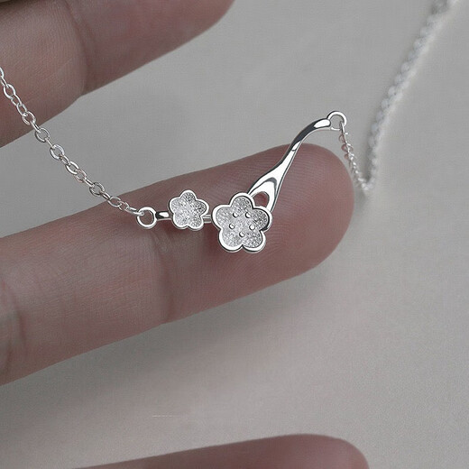 PT950 platinum peach blossom chain for girls, light luxury niche platinum bracelet, Chinese Valentine's Day birthday gift for girlfriend, platinum peach blossom bracelet