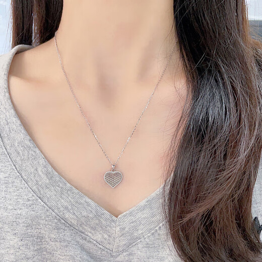 Laofu gold platinum eternal love song fish scale love pendant love pendant about 2.4g