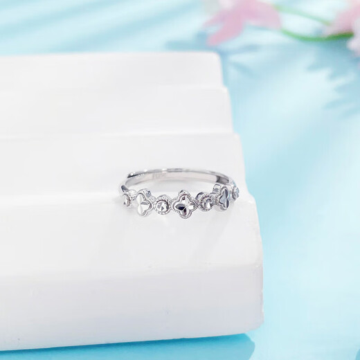 Lao Fengxiang pt50 platinum small lucky imitation diamond four-leaf clover women's ring as a birthday gift for girlfriend and wife platinum about 3.19g