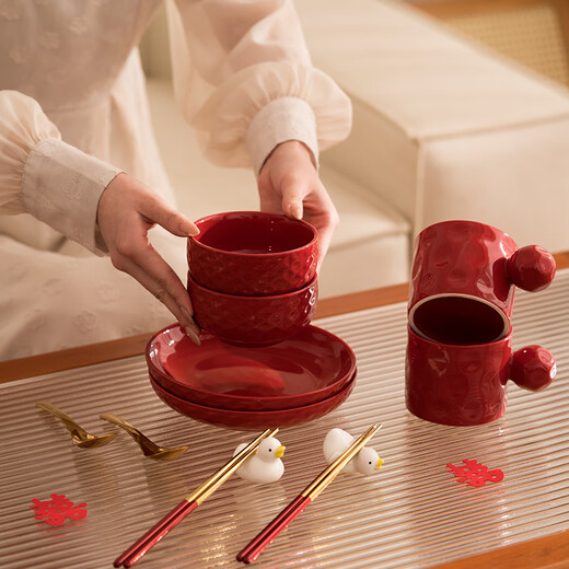 Fat Donglai's eight-piece engagement gift set of the same style is a mid-summer confidant's wedding gift for the newlyweds, a bowl, chopsticks and tableware set. Hengjiu-Red Diamond Happy Tableware 12-piece Suitcase