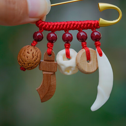 Jiuhuashan baby anti-fright pendant peach wood pin safety buckle pin baby dog tooth peach core
