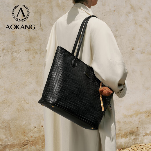 Bag féminin Aokang 2025 Sac sous brassière tendance léger Sac à épaule de luxe Sac fourre-tout de grande capacité Cadeau d'anniversaire pour sa femme