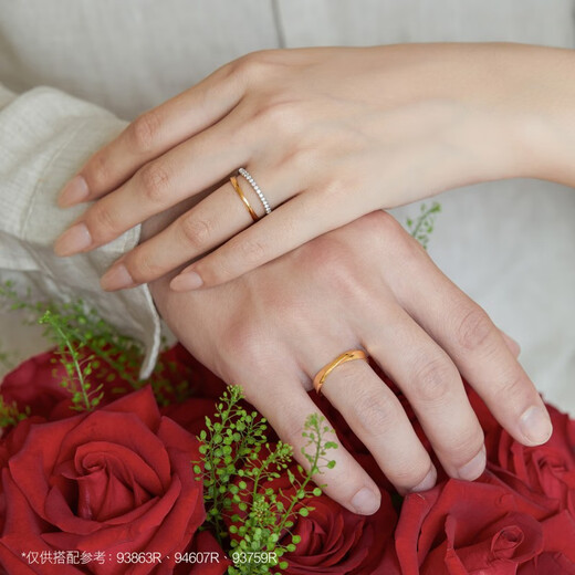 Chow Sang Sang Möbius gold ring, shiny couple ring, priced at 93863R, 13 circles, 2.25 grams