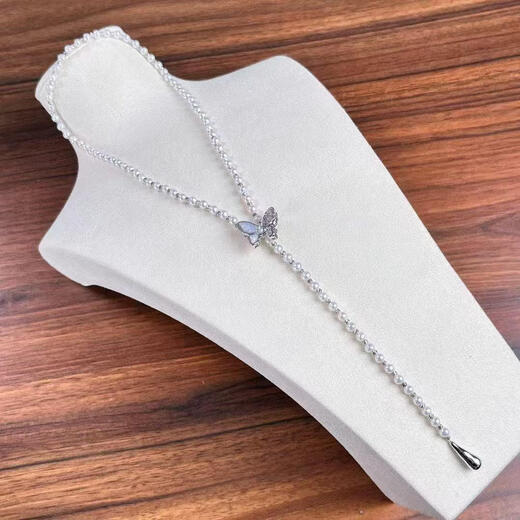 The new pearl necklace and sweater chain are romantic, with more than just roses and dancing butterflies, a versatile model. Butterfly