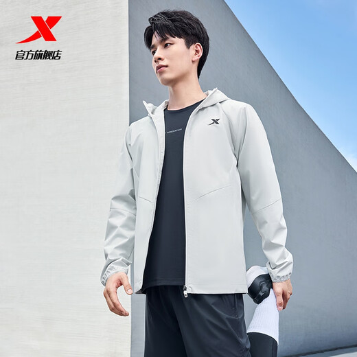 Xtep Cortavientos de Doble Capa Chaqueta Repelente al Agua para Hombres Chaqueta Nueva de otoño Ropa de Entrenamiento para Correr Ropa de Pesca al Aire Libre Polvo Gris-Clásico Simple M