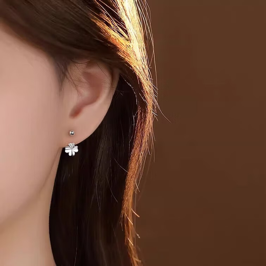 Maiyong Lao Phoenix P950 Platinum Four-leaf Clover Silver Earrings Women's Earrings Screw Buckle Imitation Platinum Gold Ear Bone Nails 2025 Four-leaf Clover Ear Hooks - Light Luxury Style