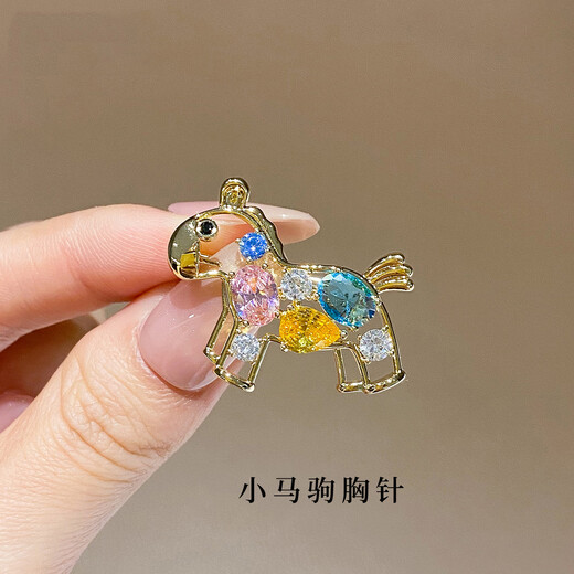Core luxury crystal pony brooch for women 2025 new high-end light luxury corsage cartoon pin accessories imitation crystal brooch pony brooch