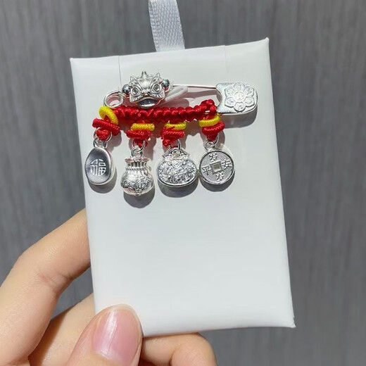 Lao Fengxiang pregnant woman pin dragon snake baby silver s925 pendant baby newborn child brooch to suppress shock when going out Pendant baby newborn child brooch to suppress shock + certificate + brand gift box