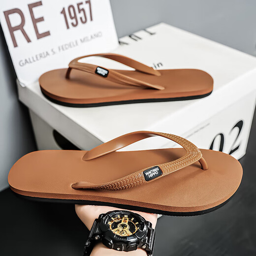 Slippers Men's Summer 2025 Nuevo moderno de moda informal sin deslizamiento Flip resistentes a la ropa en el exterior con sandalias de playa de suela gruesa Khaki 43