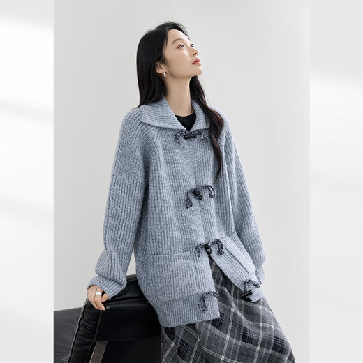 Dialogue (DUIBAI) Retro Horn Button Lapel Sweater Cardigan Women's 2025 Winter New Style Relaxed Lazy Loose Knitted Jacket Light Gray Blue L