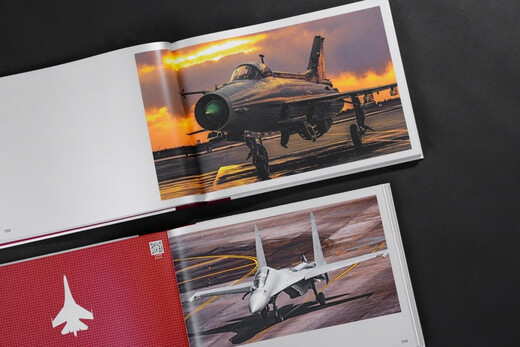 【全网首发】京东典藏礼盒版：空天利剑 中国空军战机图志+“飞龙在天”徽章两用冰箱贴三枚+歼-35空天蓝帽（盒装）  大国重器 央视军事、国防工业、蓝天出版社联合推出 “最美的书”设计师周伟伟倾力打造