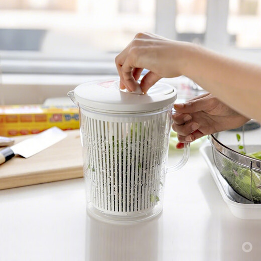 Shuangshan Japan imported vegetable dehydrator, fruit salad water-drying artifact, hand-crank dryer, draining and washing vegetable basket, suitable for salads for 1-2 people, height 21.5cm