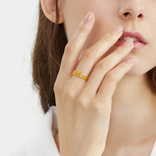 Zhou Shengsheng Gold Ring, Full Gold Love Secret Crown Ring for Women, Birthday Gift 90227R, Priced at 3.15g