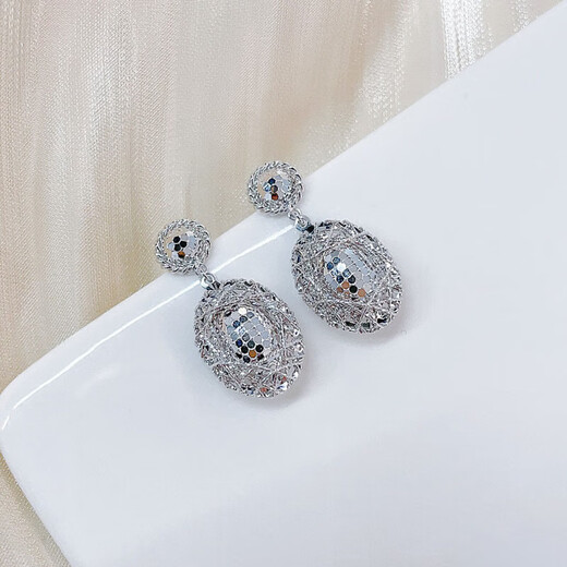 Laofu gold and platinum wire-wrapped fish scale pigeon egg earrings, about 7.88g