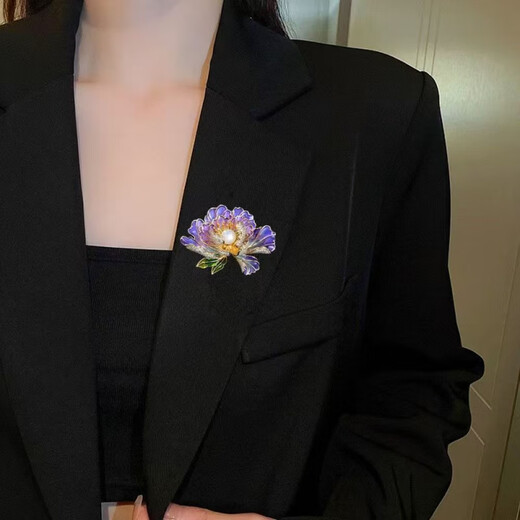 Lion Orixing red maple leaf brooch high-end women's light luxury atmosphere with coat high-end exquisite niche gift to leader teacher wife high-end red maple leaf