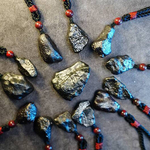 Zhou Runxi Xinjiang Wucaiwan natural iron silicide meteorite raw stone pendant fidelity universe boutique pendant men and women star jewelry randomly shipped about 20 grams