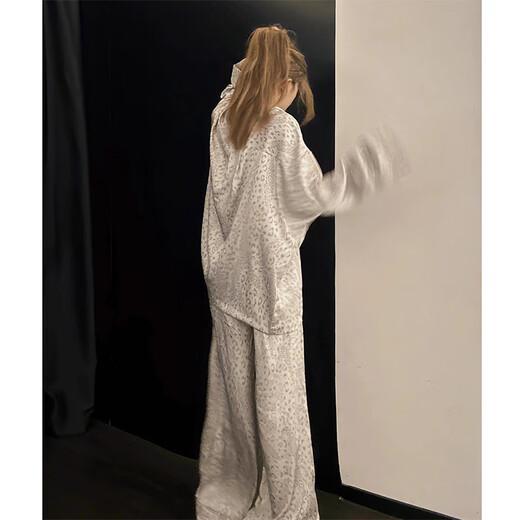 Rencontrez également un pyjamas cool à imprimé haut de gamme coréen à imprimé haut de gamme pour les femmes pour l'automne nouveau pantalon à manches longues de grande taille