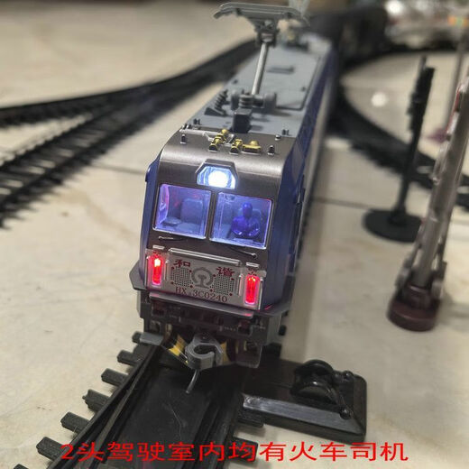 HXD3CD alliage électrique télécommande locomotive électrique modèle de simulation harmonieuse jouet pour enfants train sur chenilles tête rouge 25T ensemble de transport de passagers blanc et vert avec lumières + pack supplémentaire avec D3D et pile AA ordinaire gratuite